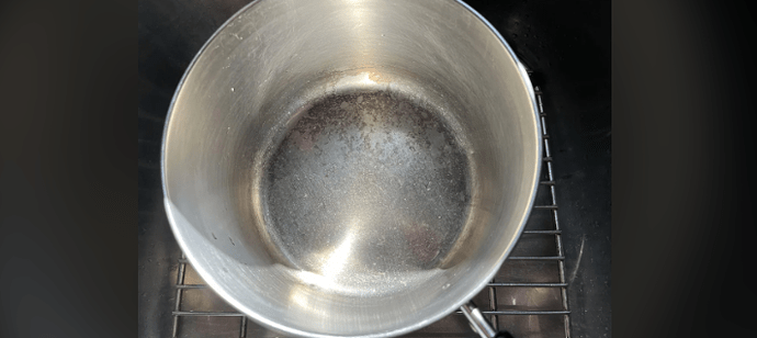 Damage to a stainless steel pot_